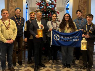 Friedenslicht aus Bethlehem bringt Ein Funke Mut ins Wiesbadener Rathaus