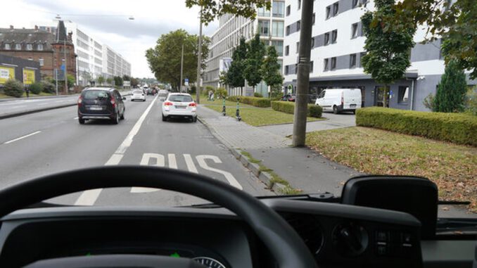 Frontkameras in Wiesbaden dokumentieren Falschparker und entlasten den Fahrbetrieb