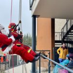 Höhenretter der Feuerwehr überraschen Kinder im Zwerg Nase Zentrum mit Nikolausaktion