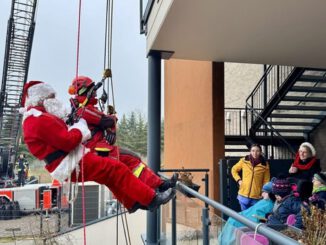 Höhenretter der Feuerwehr überraschen Kinder im Zwerg Nase Zentrum mit Nikolausaktion