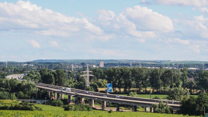 Mainbrücke Hochheim: A671 ab 12. Juli wieder mit zwei Fahrstreifen, spätere Einschränkungen bis Herbst