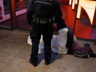 Nächtliche Hilfe in Wiesbaden: Stadtpolizei reicht Tee und informiert über Hilfsangebote