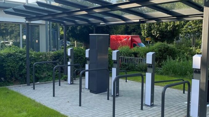 Neue Fahrradstation am Elsässer Platz bietet überdachte Stellplätze und Lademöglichkeiten für E Bikes