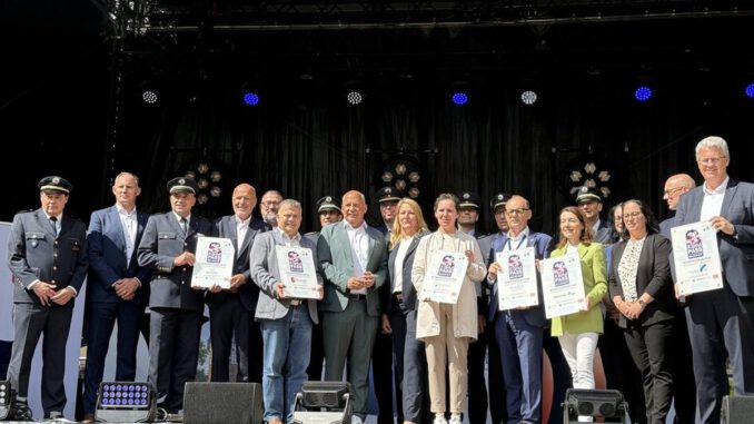 Rüsselsheim erhält KOMPASSbahnhof-Siegel als eine von sechs Pilotkommunen Rüsselsheim erhält KOMPASSbahnhof-Siegel als eine von sechs Pilotkommunen