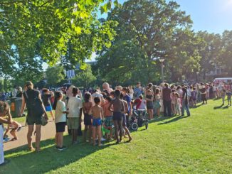 Sommerwiese in Wiesbaden verkürzt, aber stark besucht: 300 Eisgutscheine für Kinder verteilt