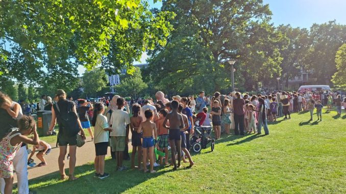 Sommerwiese in Wiesbaden verkürzt, aber stark besucht: 300 Eisgutscheine für Kinder verteilt Sommerwiese in Wiesbaden verkürzt, aber stark besucht: 300 Eisgutscheine für Kinder verteilt