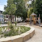 Spielplatz im Schlosspark Biebrich eröffnet mit inklusiven Angeboten und Wasserspiel