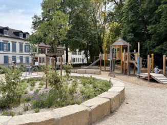 Spielplatz im Schlosspark Biebrich eröffnet mit inklusiven Angeboten und Wasserspiel