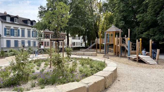 Spielplatz im Schlosspark Biebrich eröffnet mit inklusiven Angeboten und Wasserspiel Spielplatz im Schlosspark Biebrich eröffnet mit inklusiven Angeboten und Wasserspiel