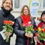 Wiesbaden verteilt Fairtrade Rosen zum Valentinstag und wirbt für fairen Handel