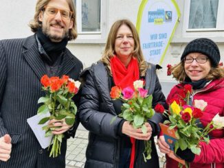 Wiesbaden verteilt Fairtrade Rosen zum Valentinstag und wirbt für fairen Handel