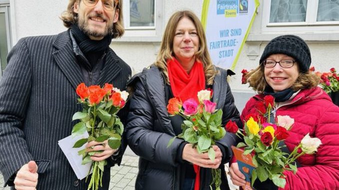 Wiesbaden verteilt Fairtrade Rosen zum Valentinstag und wirbt für fairen Handel Wiesbaden verteilt Fairtrade Rosen zum Valentinstag und wirbt für fairen Handel