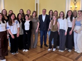 Wiesbadener Cheerleader im Rathaus empfangen nach Silber bei Weltmeisterschaft in Japan