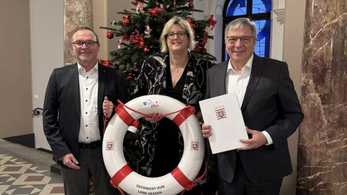 Wiesbadens Freibad Maaraue erhält Landeszuschuss für Beckenumgangsanierung